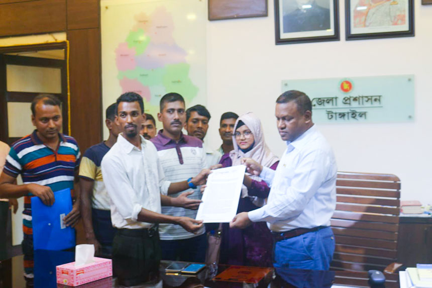 টাঙ্গাইল জেলা প্রশাসক ড. মো: আতাউল গনিকে হেযবুত তওহীদের স্মারকলিপি প্রদান