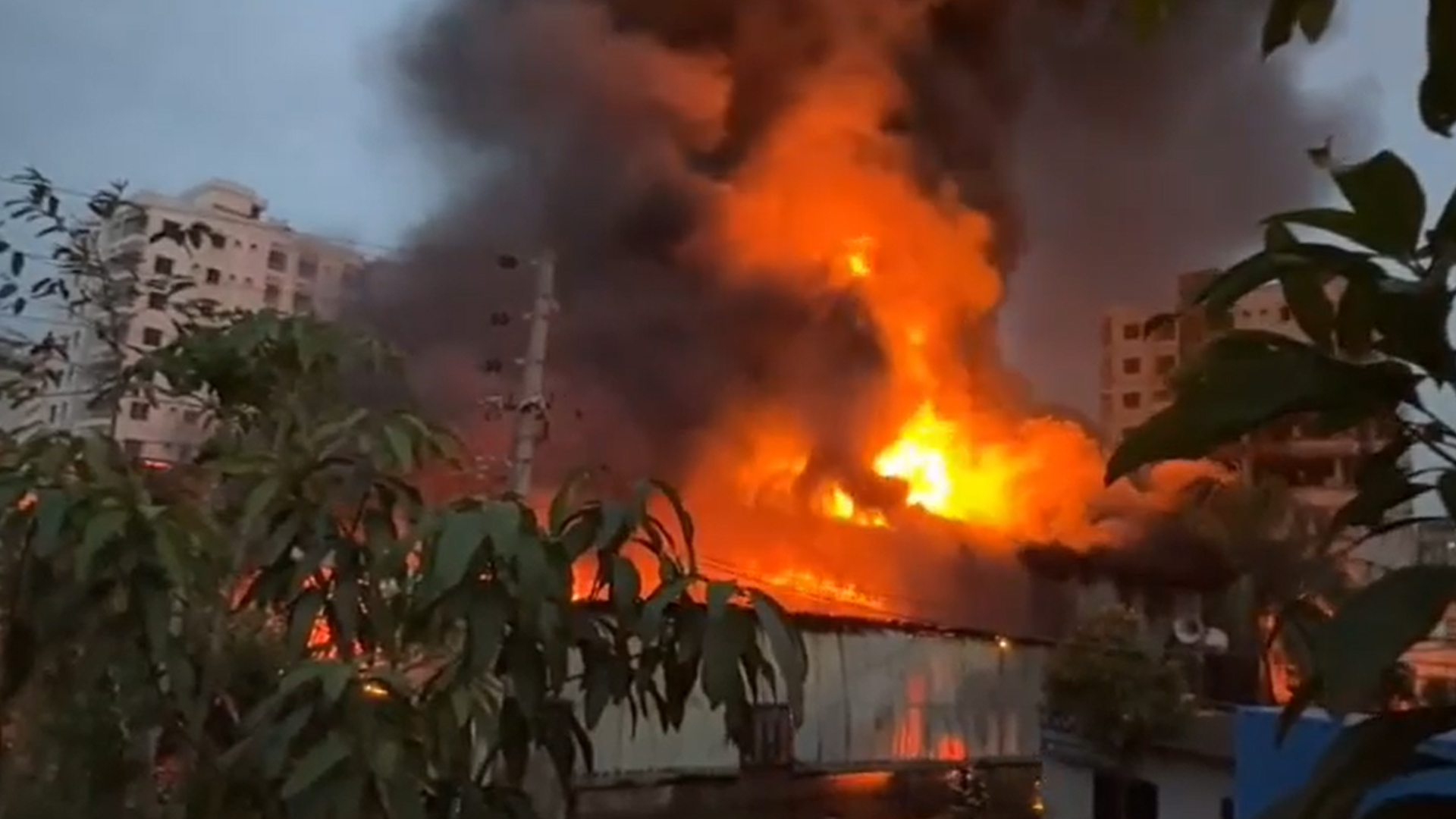 কদমতলী এলাকায় আগুন, নিয়ন্ত্রণে কাজ করছে চার ইউনিট!