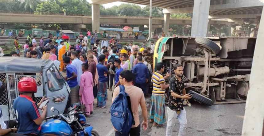 রাজধানীর কুড়িল ফ্লাইওভারের ঢালে বাস উল্টে আহত ৭