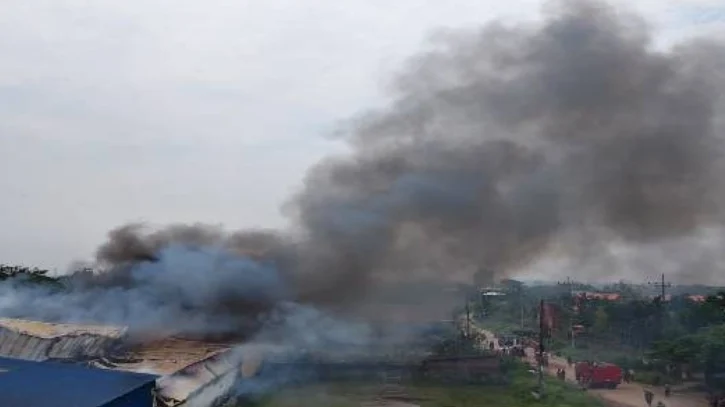 ডেমরায় কালি কারখানায় আগুন, ঘটনাস্থলে ফায়ারের ৮ ইউনিট