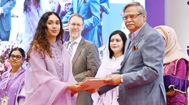 খালেদা জিয়ার মরণোত্তর ‘শ্রেষ্ঠ অদম্য নারী’ সম্মাননা গ্রহণ করলেন নাতনি জাইমা রহমান