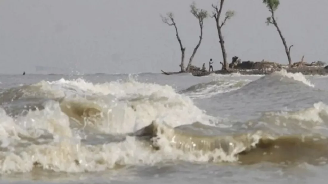 সাগরে লঘুচাপের সতর্কতা ,চার সমুদ্র বন্দরে ৩ নম্বর সতর্ক সংকেত জারি