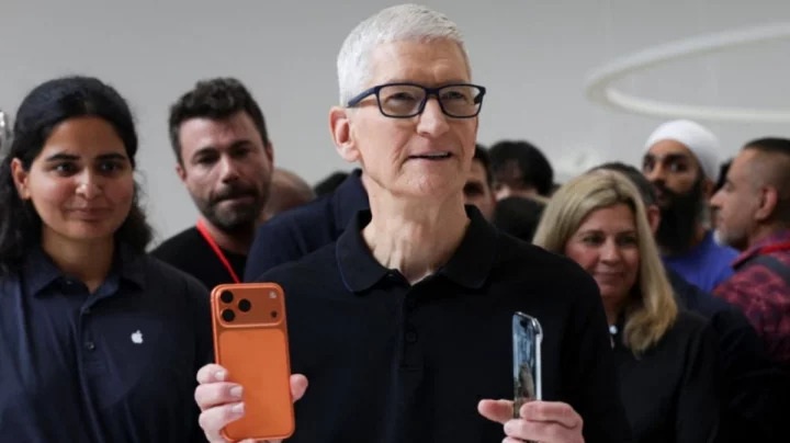 আইফোন ১৭ বিক্রিতে রেকর্ড! ৪ ট্রিলিয়ন ডলারের ক্লাবে ফিরল অ্যাপল