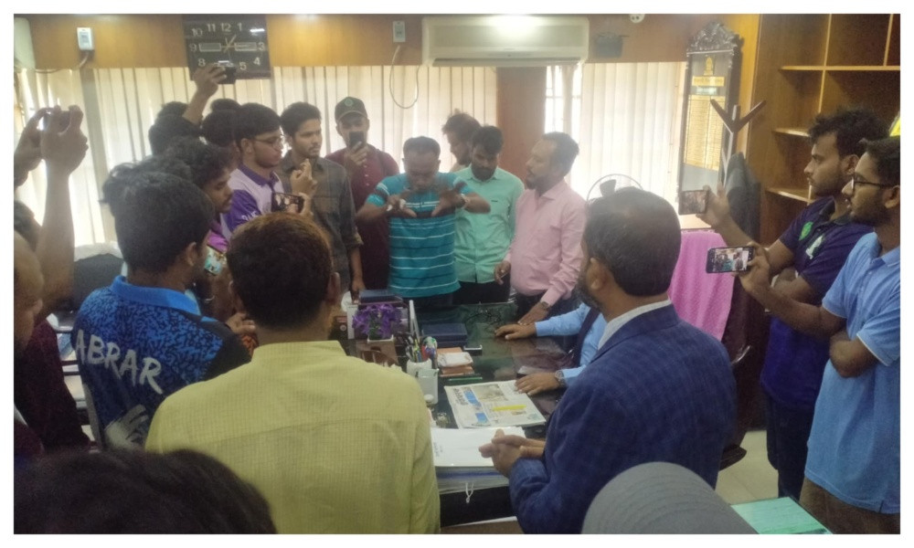 ইবির ভিসি কার্যালয়ে তুমুল হট্টগোল, সংবাদ সংগ্রহে বাধা ছাত্রদলের