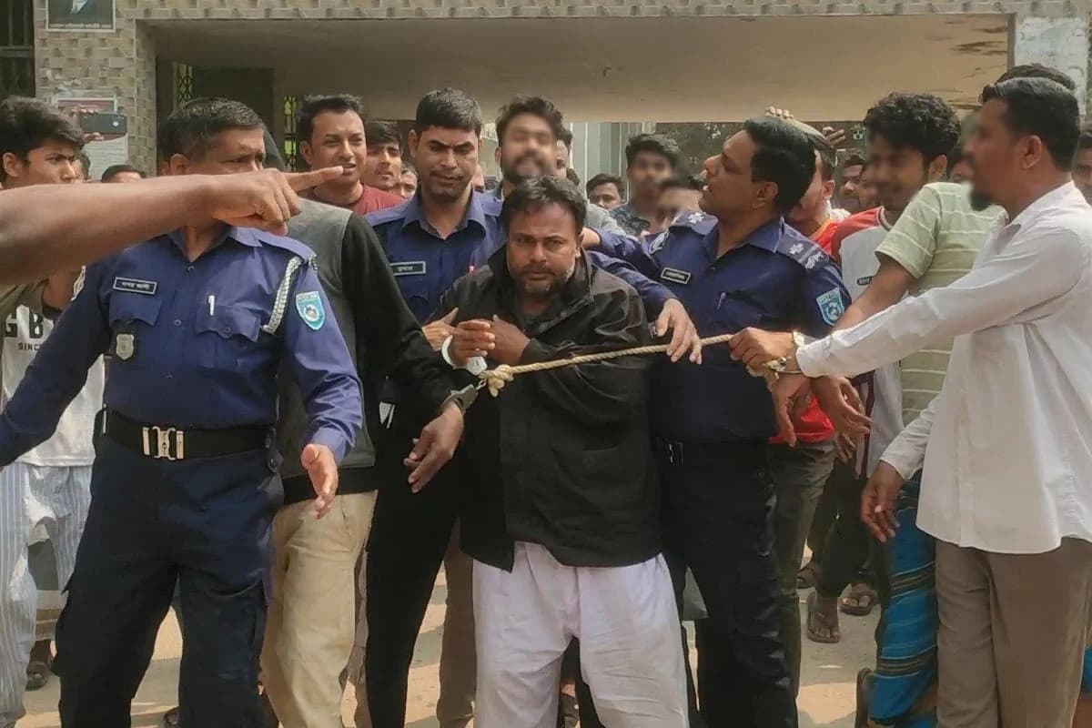ছাত্রীকে ধর্ষণের অভিযোগে আটক শিক্ষককে আদালতে তোলার সময় গণধোলাই