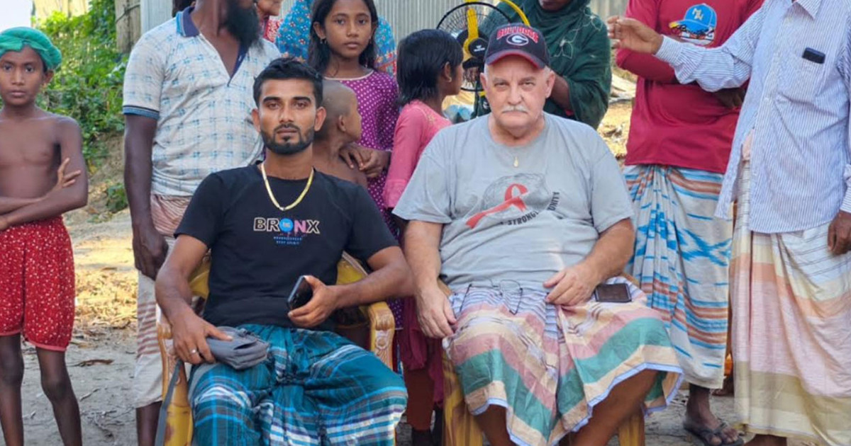 বন্ধুত্বের টানে যুক্তরাষ্ট্র থেকে রাজমিস্ত্রীর বাড়িতে মার্কিন ব্যবসায়ী