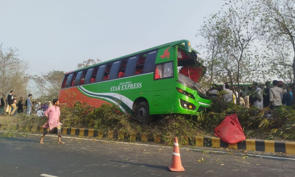 জাজিরায় দুই বাসের সংঘর্ষে প্রাণ গেল ২ জনের, আহত ১০