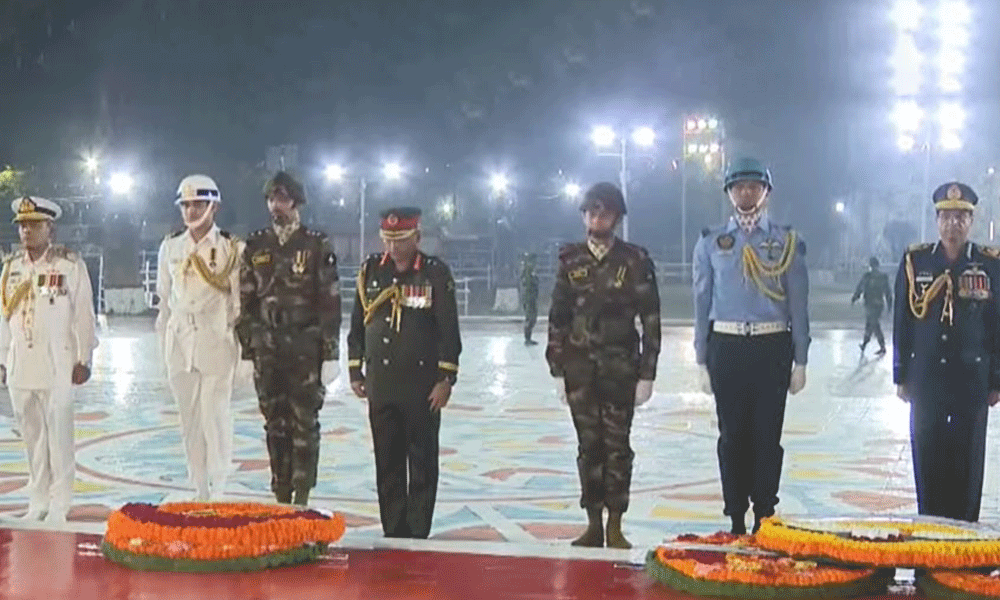 একুশের প্রথম প্রহরে তিন বাহিনীর প্রধানদের ভাষা শহীদদের প্রতি শ্রদ্ধা