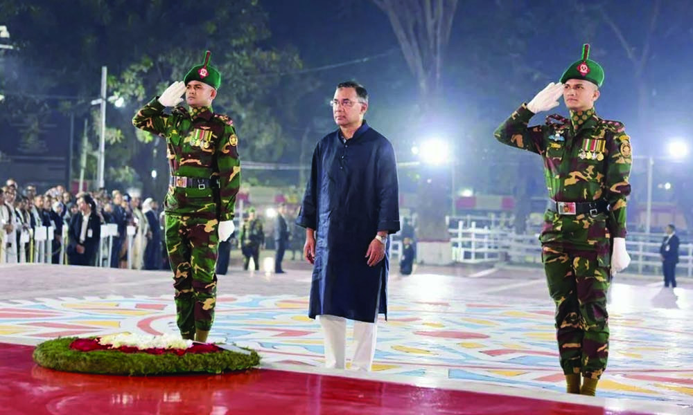 একুশের প্রথম প্রহরে শহীদ মিনারে শ্রদ্ধা জানালেন প্রধানমন্ত্রী