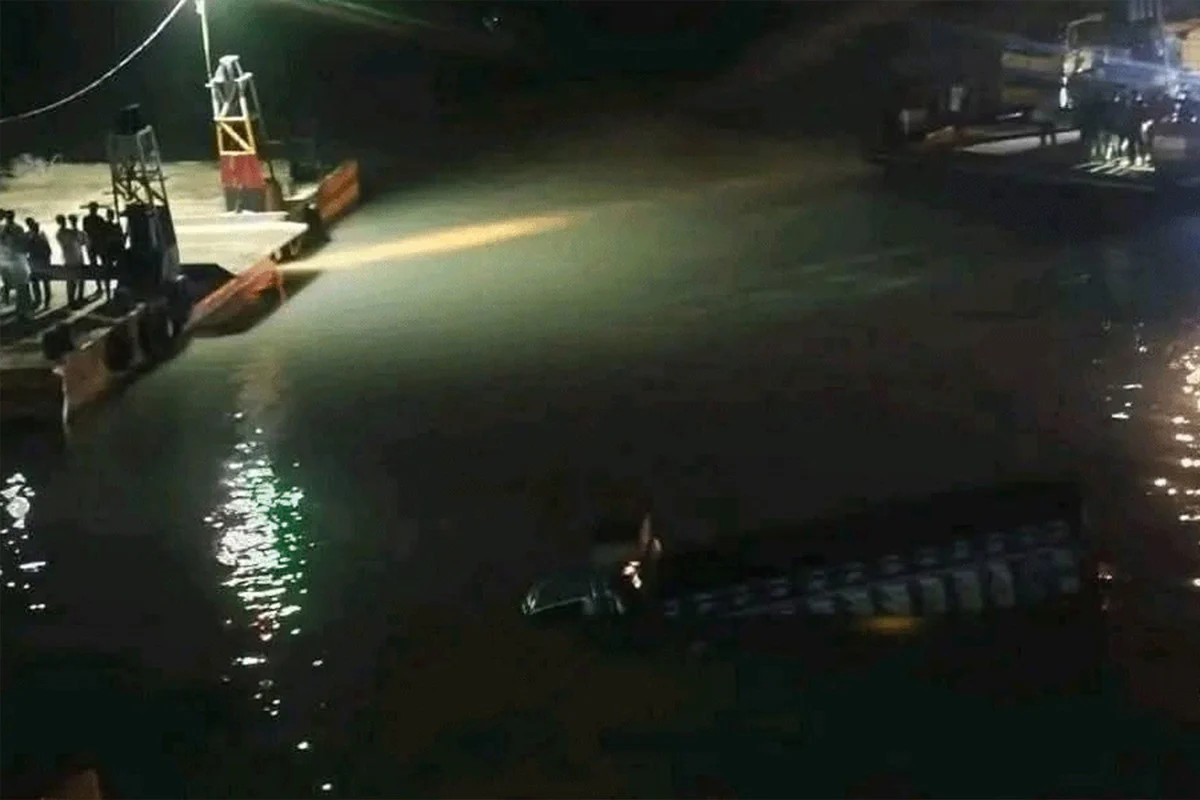 ফেরিতে ওঠার সময় ট্রাক পড়ে কর্ণফুলী নদীতে, চালক গুরুতর আহত