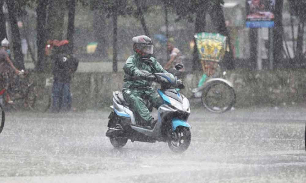 তিন বিভাগে অতিভারি বৃষ্টির শঙ্কা, ২১ জেলায় তাপপ্রবাহের দুঃসংবাদ