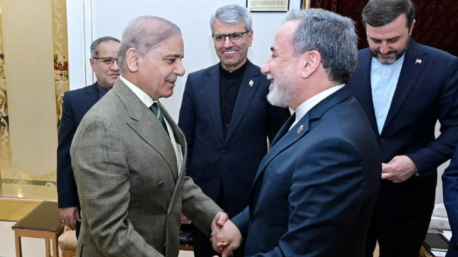 ওমান সফর শেষে আবার পাকিস্তানে ইরানের পররাষ্ট্রমন্ত্রী, কূটনীতিতে নতুন বার্তা