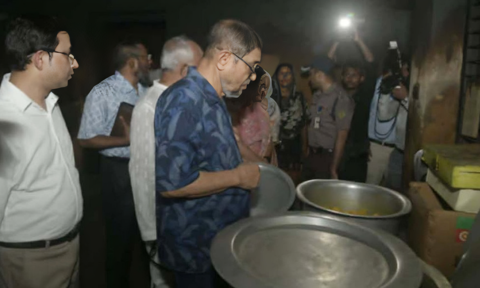 খুলনা হাসপাতালে অনিয়মে ক্ষুব্ধ স্বাস্থ্যমন্ত্রী, খাবার মুখে নিয়েই ফেলে দিলেন!