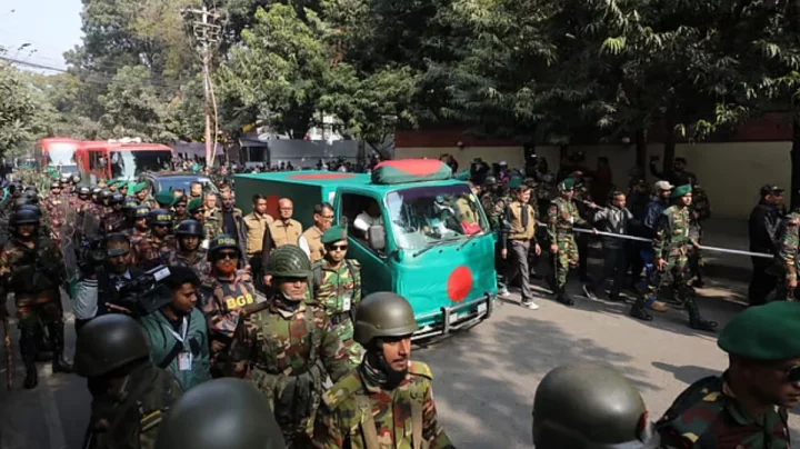 জাতীয় পতাকায় মোড়ানো গাড়িতে মানিক মিয়া অ্যাভিনিউয়ে খালেদা জিয়ার মরদেহ