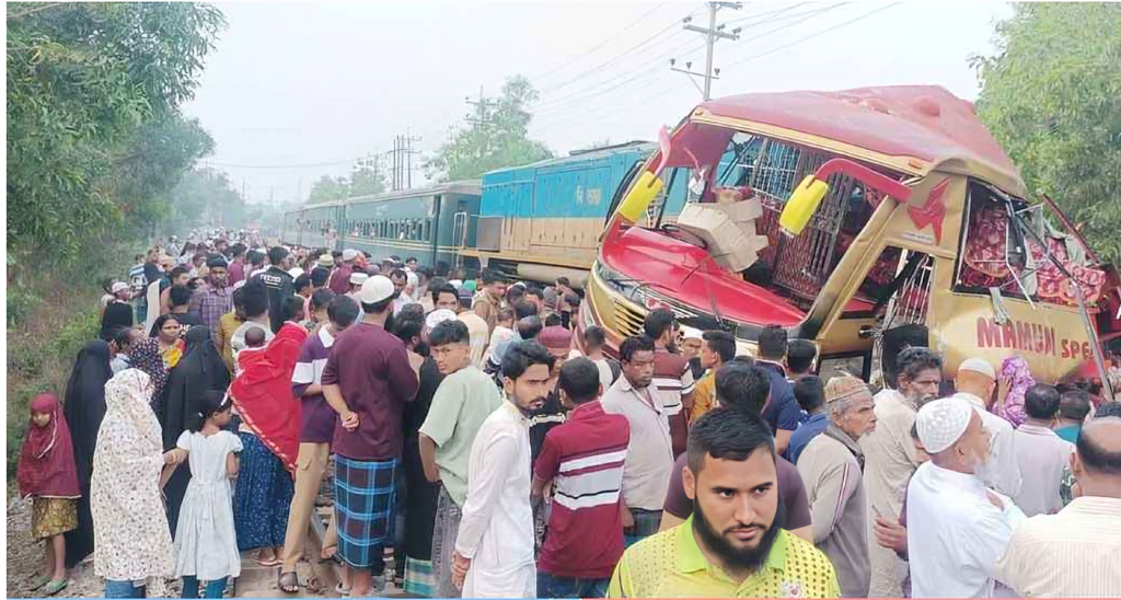 এক দুর্ঘটনায় ১২ প্রাণহানি, কুমিল্লায় নিহতদের পরিবারে ২৫ হাজার টাকা সহায়তা