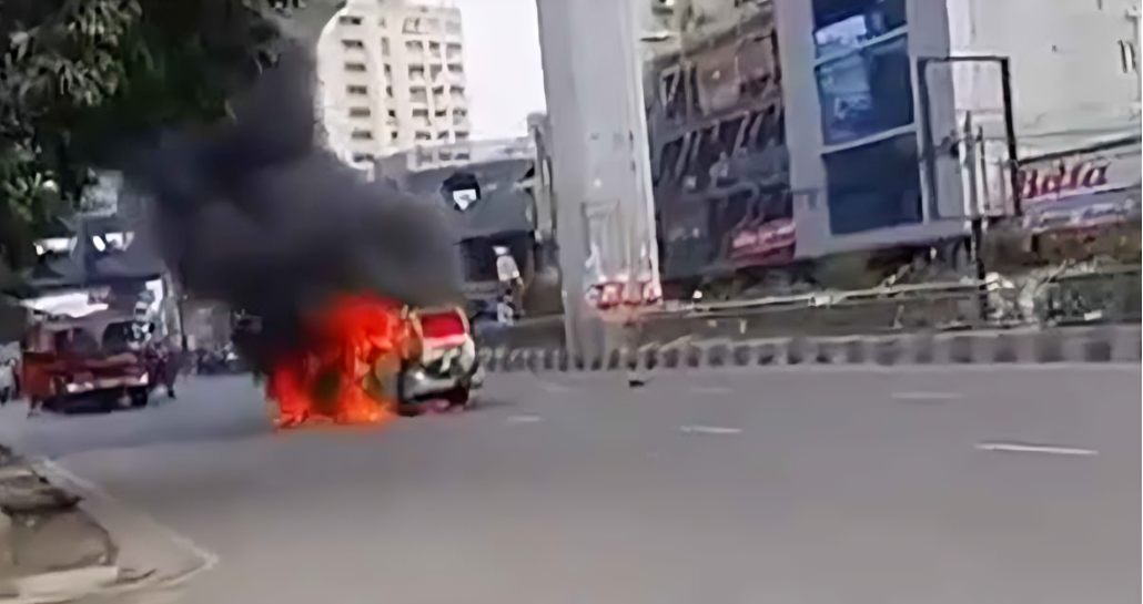 রাজধানীর ফার্মগেটে চলন্ত মাইক্রোবাসে আগুন