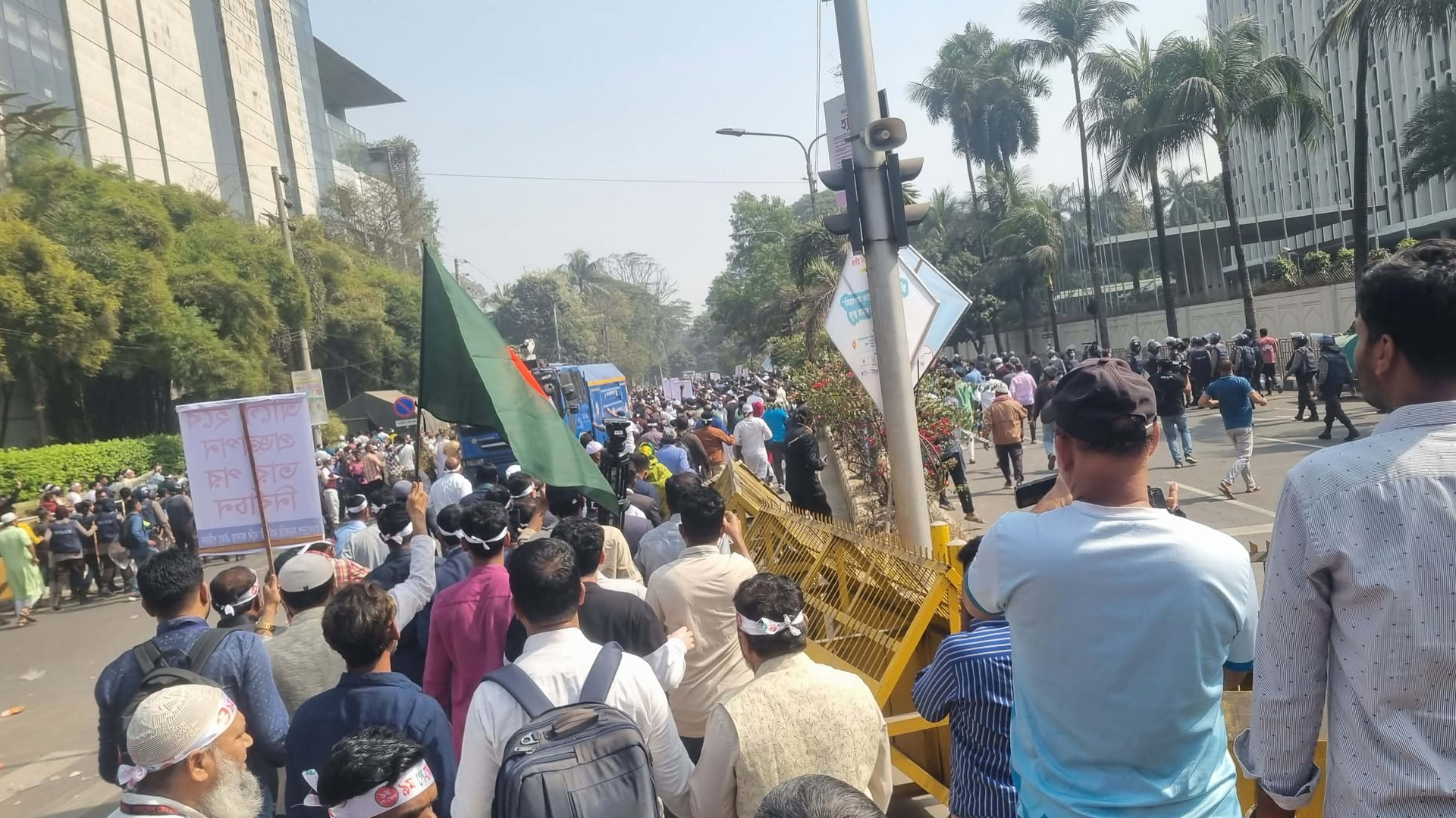 ৯ম পে-স্কেলের গেজেটের দাবিতে ব্যারিকেড ভেঙে যমুনামুখী সরকারি চাকরিজীবীরা