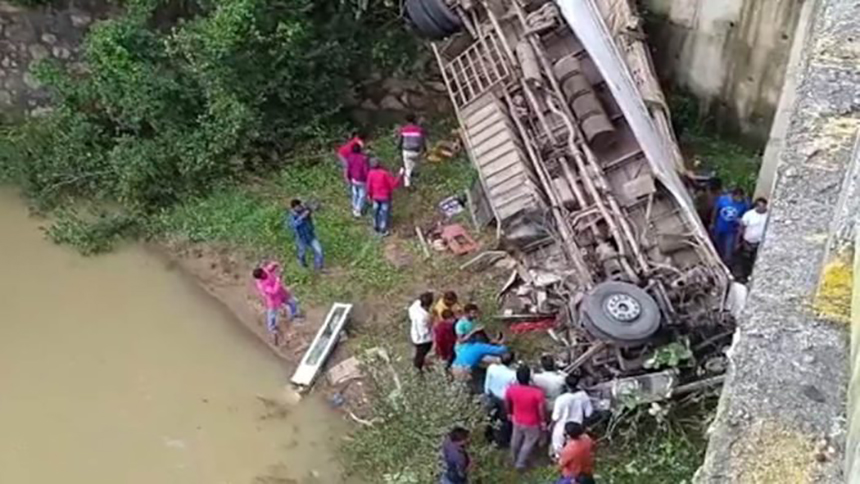 সেতু থেকে পড়ে গেল বাস, নিহত ৭