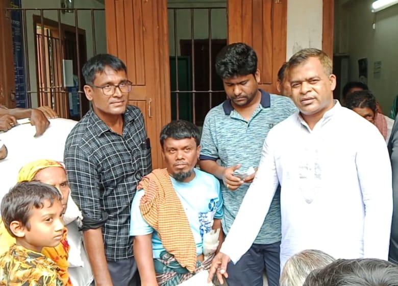 মানিকগঞ্জের দৌলতপুরে ভিজিএফ চাল বিতরণ