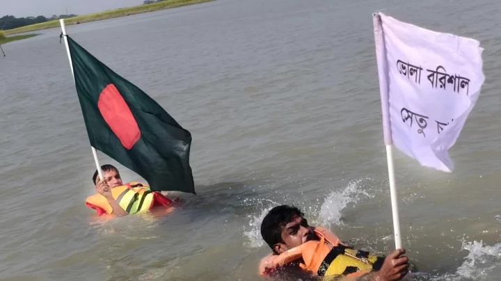 ২২ শিক্ষার্থী সেতু নির্মাণের দাবিতে সাঁতরে তেঁতুলিয়া নদী পাড়ি দিলেন