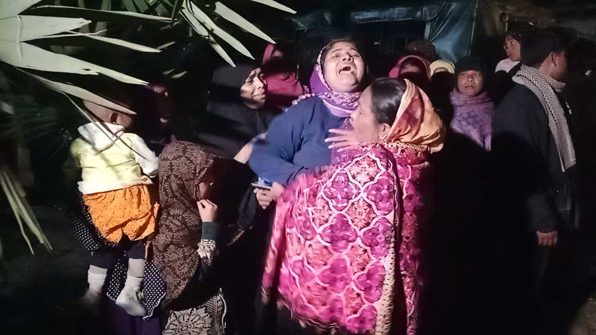 সন্তানদের বাঁচিয়ে আগুনে পুড়লো মা-বাবা!