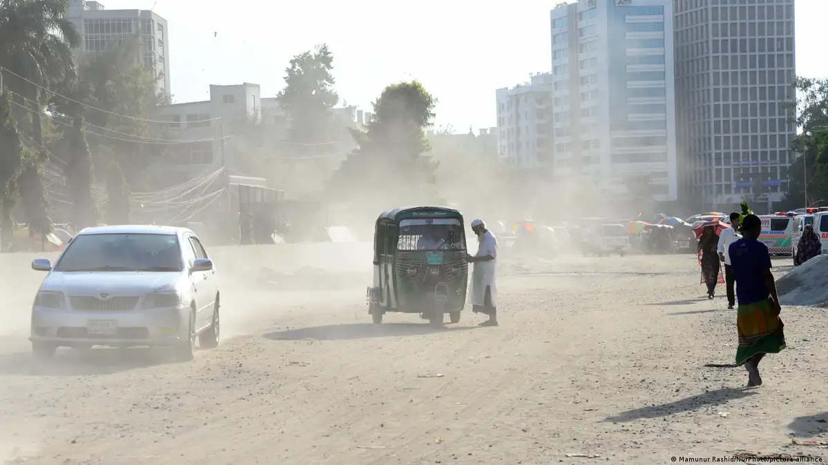 বিশ্বের দূ'ষি'ত শহরের তালিকায় এক নম্বরে ঢাকা