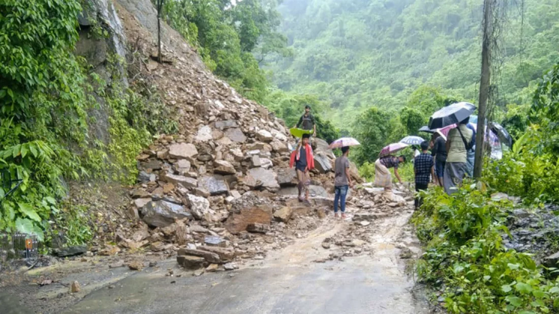 ৪ বিভাগে ৪৮ ঘণ্টার ভারী বৃষ্টি ও ঝড়ের সতর্কতা, চট্টগ্রামে ভূমিধসের আশঙ্কা