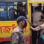 উচ্ছেদ অভিযান পরিচালনায়, পুলিশকে ধাওয়া দিলো বস্তিবাসী!