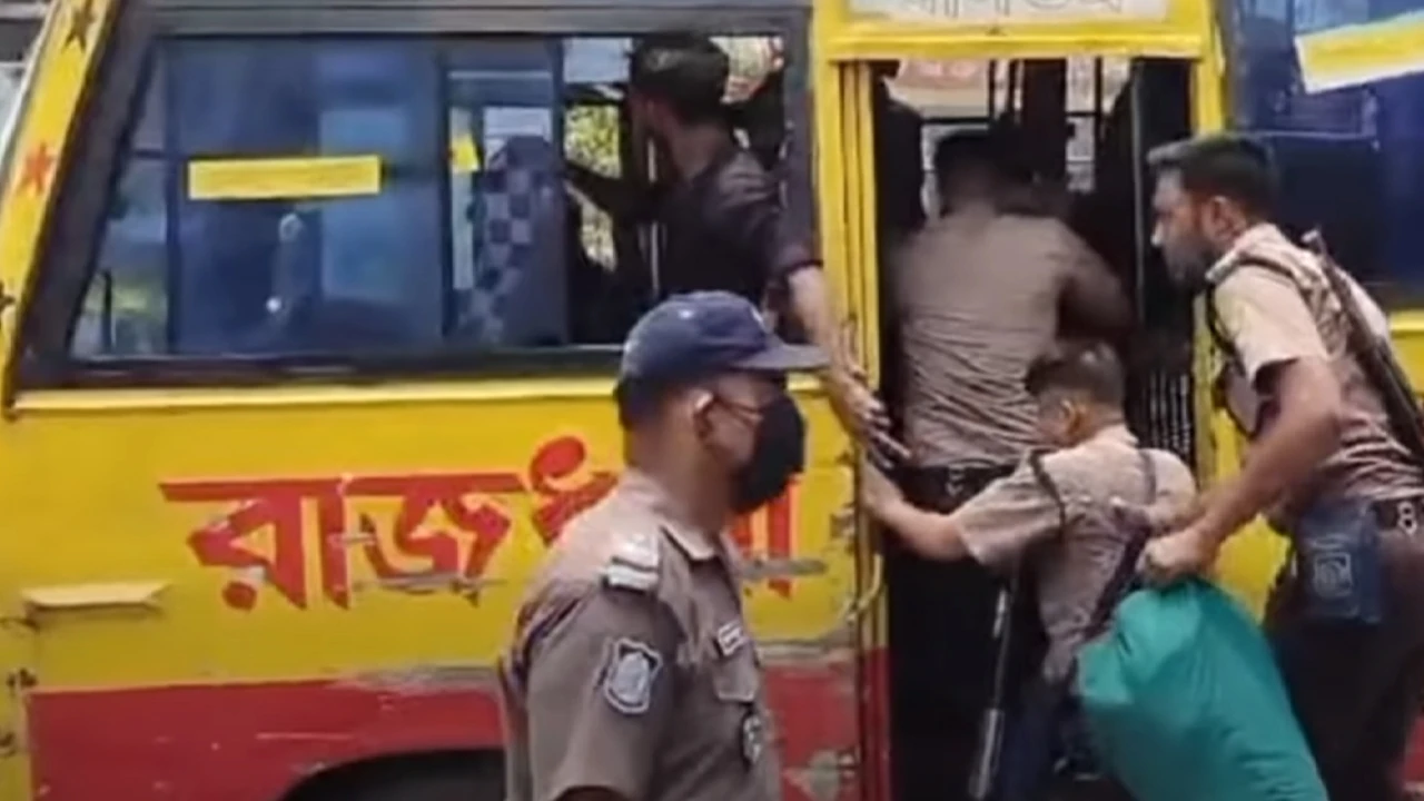 উচ্ছেদ অভিযান পরিচালনায়, পুলিশকে ধাওয়া দিলো বস্তিবাসী!