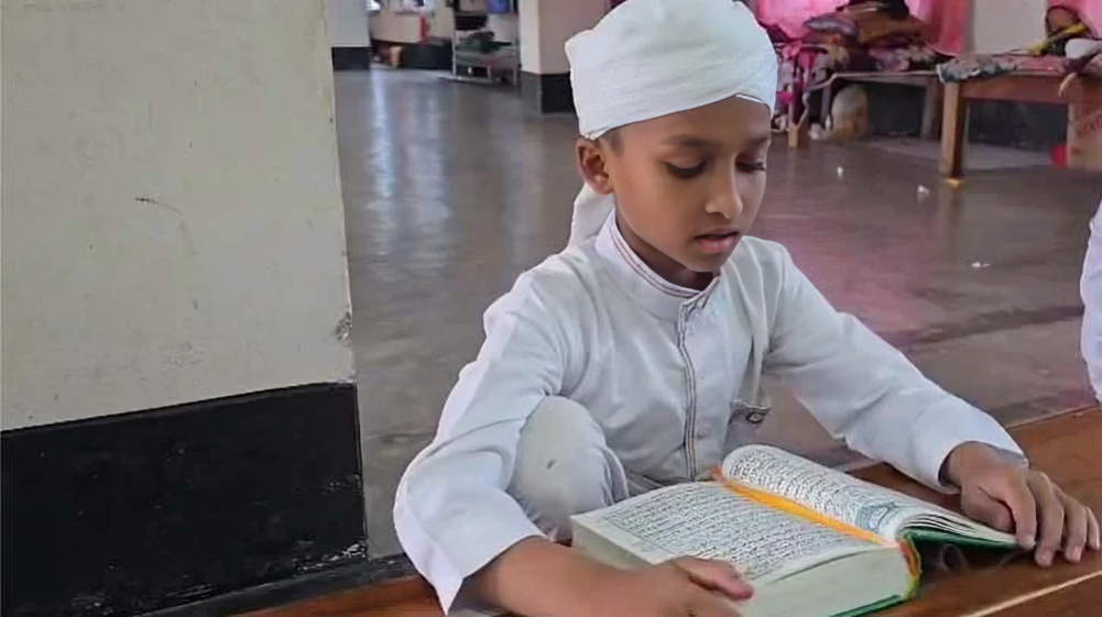 মাত্র ১০ মাসে কোরআন হিফজ সম্পন্ন করে চমকে দিল ৯ বছরের সিফাত