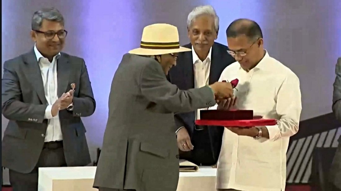 একুশে পদকপ্রাপ্ত শফিক রেহমান প্রধানমন্ত্রীকে উপহার দিলেন লাল গোলাপ