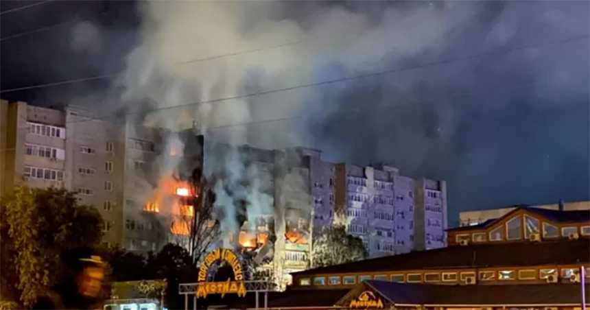 রুশ শহরের আবাসিক ভবনে সামরিক যুদ্ধবিমান বিধ্বস্ত হয়ে ভয়াবহ অগ্নিকাণ্ড