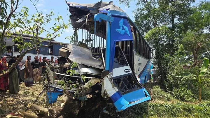 চট্টগ্রামে ভয়াবহ বাস সংঘর্ষে নিহত ৪, চালকের উত্তেজনা নিয়ে উঠছে প্রশ্ন