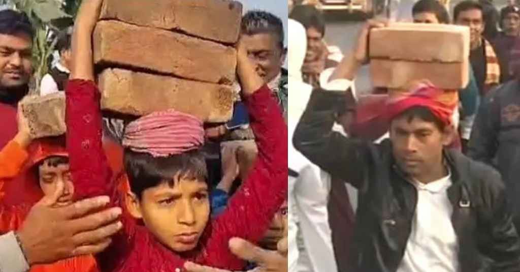 বাবরি মসজিদ নির্মাণে লাখো মানুষ মাথায় ইট নিয়ে অংশ নিলেন