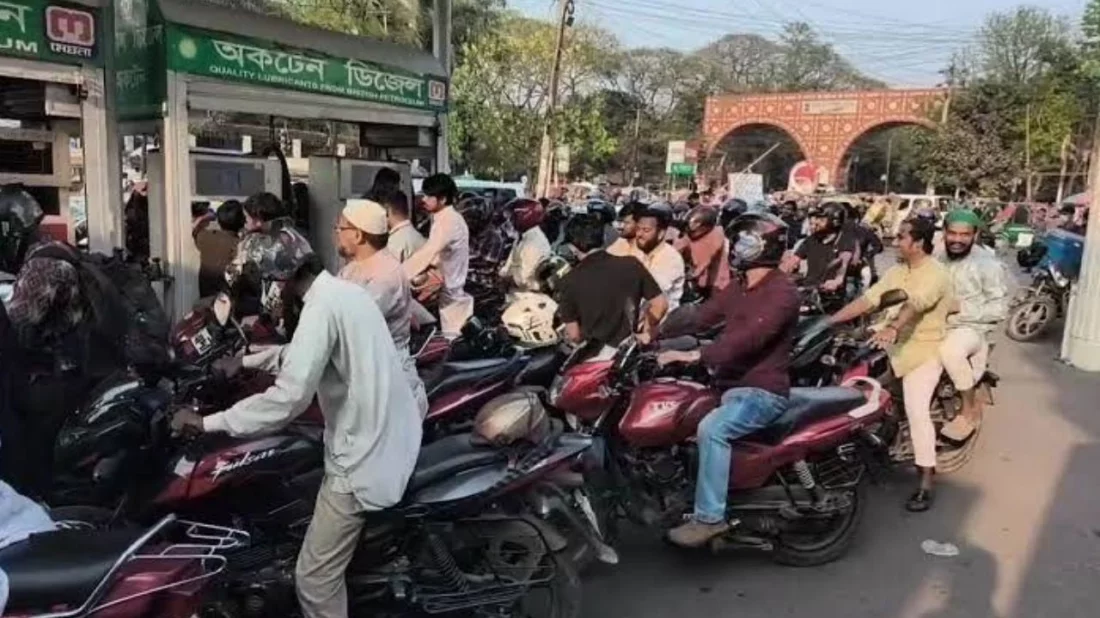 তেলের খোঁজে পেট্রোল পাম্পগুলোতে উপচে পড়া ভিড় ,মিলছে না তেল