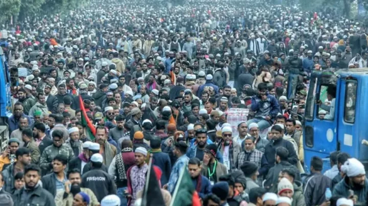 খালেদা জিয়ার জানাজায় অংশগ্রহণে মানিক মিয়া অ্যাভিনিউয়ে জনস্রোত
