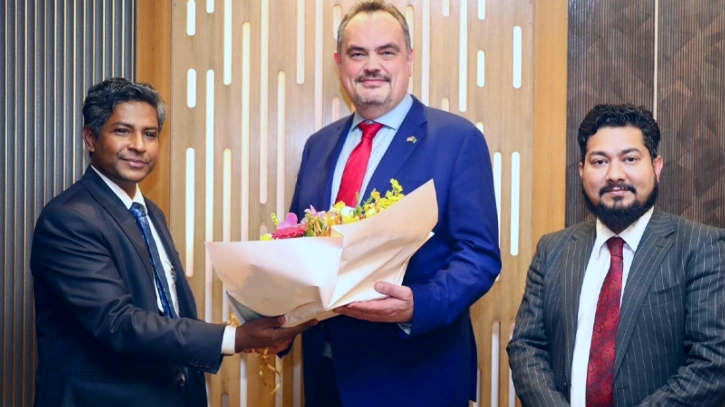 ঢাকায় পৌঁছালেন যুক্তরাষ্ট্রের ১৮তম রাষ্ট্রদূত ব্রেন্ট ক্রিস্টেনসেন