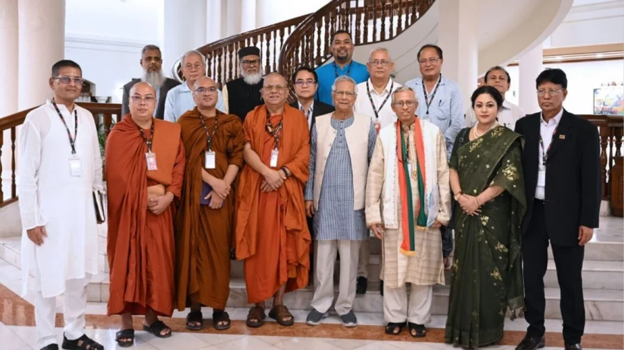 বৌদ্ধ ধর্মীয় নেতাদের সঙ্গে শুভেচ্ছা বিনিময় প্রধান উপদেষ্টার