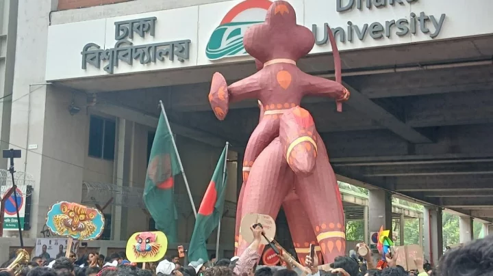 বৈশাখী শোভাযাত্রায় ব্যাঘাত: মেট্রোরেল পিলারে আটকে গেল টেপা ঘোড়া মোটিফ