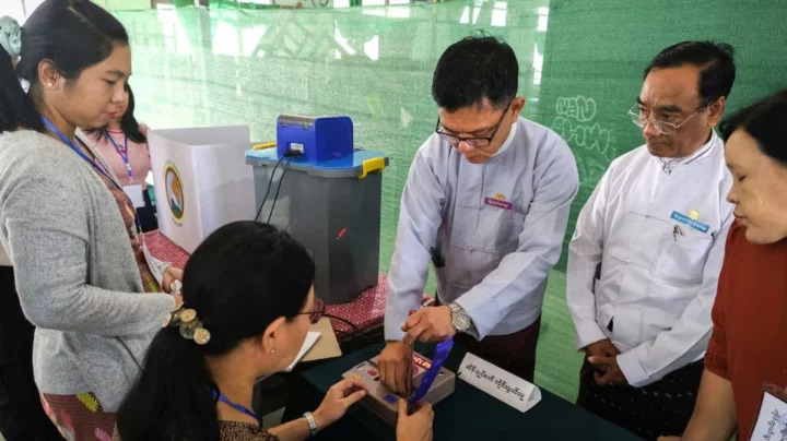 পাঁচ বছর ধরে চলমান গৃহযুদ্ধের মধ্যেই জাতীয় নির্বাচন শুরু মিয়ানমারে