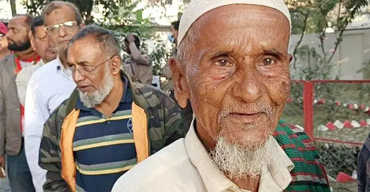 ৯৫ বছরেও থামেননি, ভোটাধিকার প্রয়োগ করলেন আব্দুল বারেক