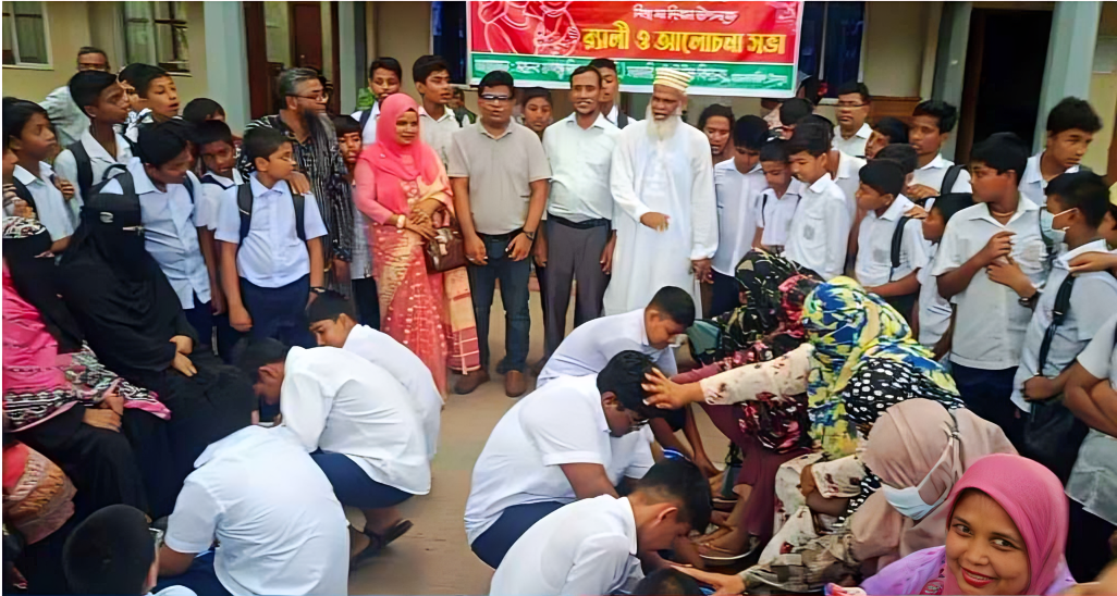 মায়ের পা ধুয়ে ব্যতিক্রমী আয়োজনে মা দিবস পালন, আবেগে ভাসল চাঁদপুর