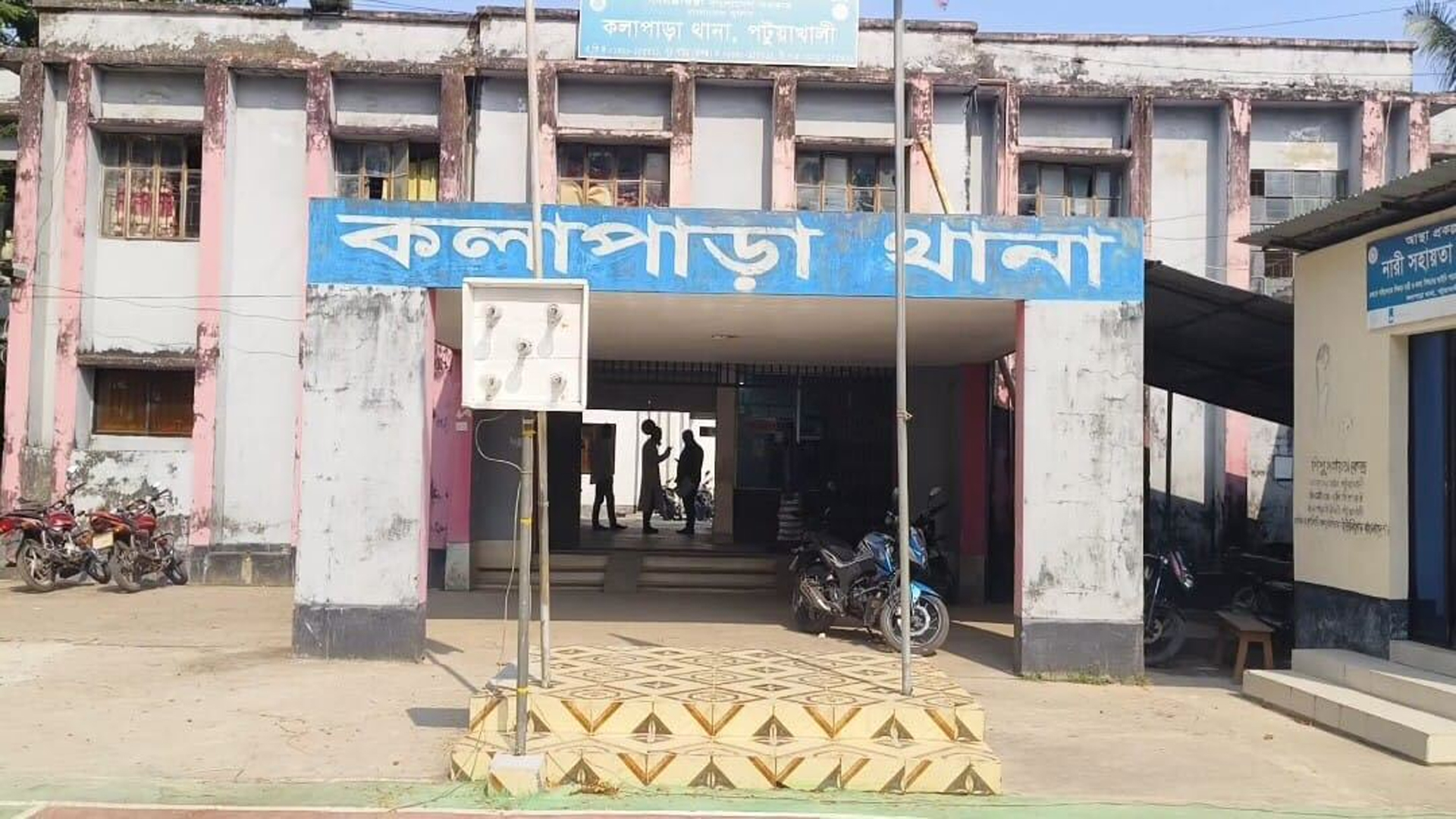 মাটি খুঁড়ে ঘরে ঢুকে কলেজছাত্রীকে সংঘবদ্ধ ধর্ষণ!