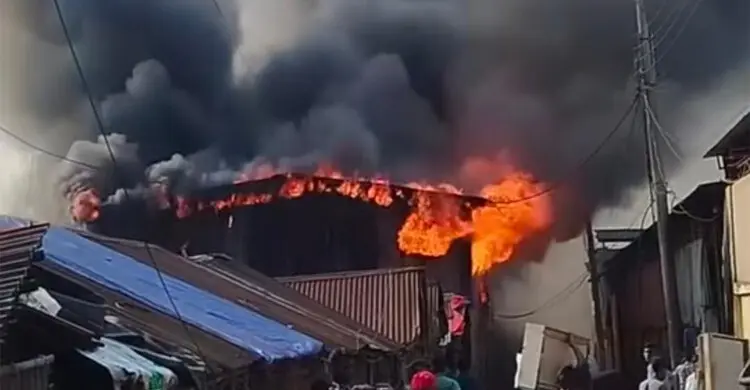 চট্টগ্রামে ফোম কারখানায় আগুন!