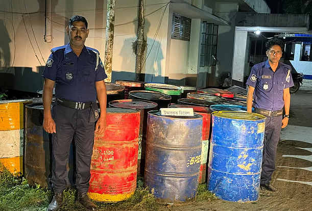  লক্ষ্মীপুরে ২৪ ড্রাম ডিজেল জব্দ!