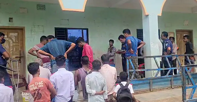 সরকারি স্কুলের বারান্দায় ভিক্ষুকের মরদেহ, ব্যাগে মিলল ৭০ হাজার টাকা!