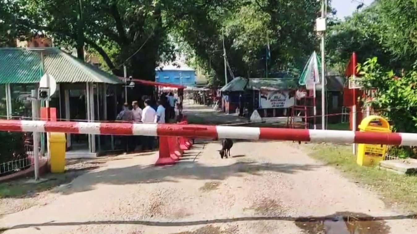 পয়লা বৈশাখে হিলি স্থলবন্দরে থেমে গেল আমদানি-রপ্তানি