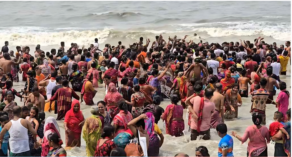 অক্ষয় তৃতীয়ায় কুয়াকাটায় সমুদ্রস্নানে ভক্তদের ঢল, মুখর সৈকতজুড়ে ধর্মীয় উৎসব