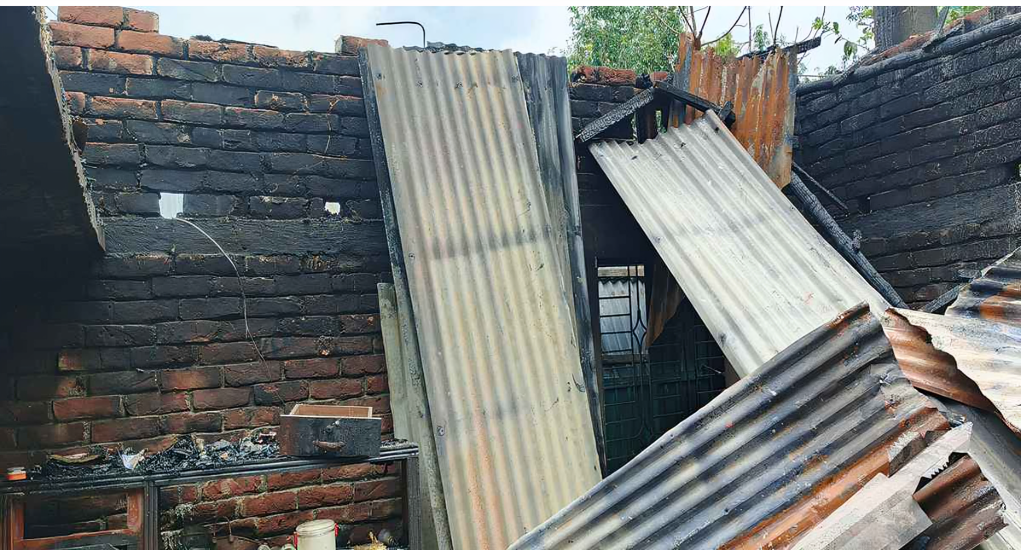 রংপুরে ভয়াবহ আগুনে পুড়ল ৩ বসতঘর, নগদ ৭ লাখ টাকাসহ সর্বস্ব ক্ষতি