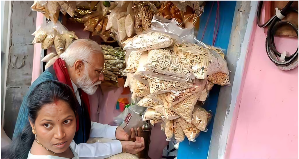 ঝাড়গ্রামে প্রচারের ফাঁকে ১০ টাকার ঝালমুড়ি খেলেন মোদি, সাধারণ মানুষের সঙ্গে জনসংযোগে চমক